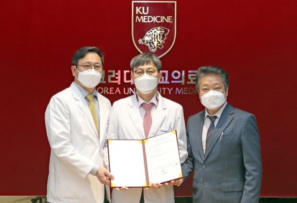 고려대학교 산학협력단과 ㈜투비디티엑스가 기술이전협약식에서 기념사진을 촬영하고 있다. (좌측부터 순서대로 함병주 고려대 의료원산학협력단장, 김병조 고려대 의대 교수, 김동윤 투비디티엑스 대표이사)