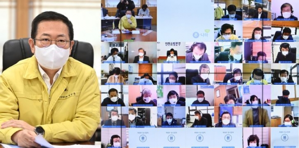 박남춘 인천광역시장이 15일 시청 접견실에서 비대면 영상회의로 열린 '2월 실·국장회의'에서 실·국장들과 주요 시정현안을 논의하고 있다.