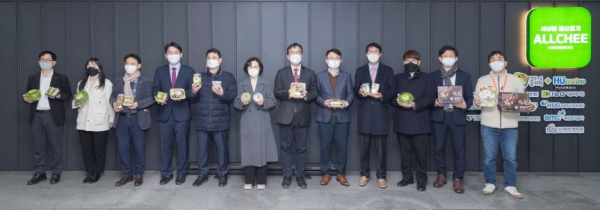 2월 22일 부산 BIFC역사 내에 설치된 스마트팜 2호점 개관식에서 참석자들이 기념촬영을 하고 있다,