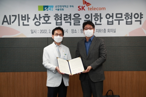 이준호 SKT ESG추진담당(오른쪽)과 이정재 순천향대서울병원 원장(사진=SKT)