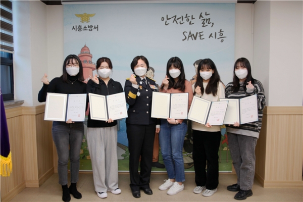 산기대 댄스 동아리 '간지'가 한선 시흥소방서장으로부터 표창장을 받고 있다. (사진제공 = 한국산업기술대학교)