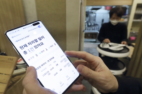 서울의 한 음식점에서 KT AI통화비서가 업주 대신 전화를 받고 있다.(사진제공=KT)
