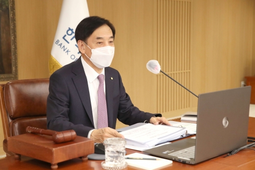 이주열 한국은행 총재가 24일 오전 서울 중구 한국은행에서 열린 통화정책방향 기자간담회에서 발언하고 있다.