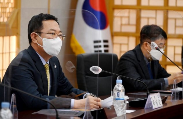 박남춘 인천광역시장이 24일 동구청에서 열린 '동구 현안 및 건의사항 보고회'에서 모두발언을 하고 있다.