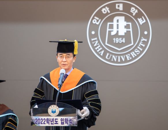 2022학년도 인하대학교 입학식에서 조명우 총장이 환영사를 하고 있다.