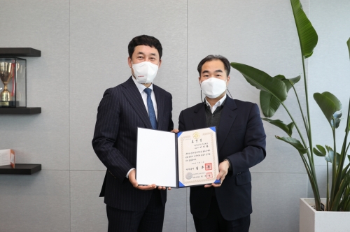 이지홍 혼다코리아 대표(왼쪽)가 지난 3일 제56회 납세자의 날 행사에서 모범납세자 국무총리 표창을 수상했다.