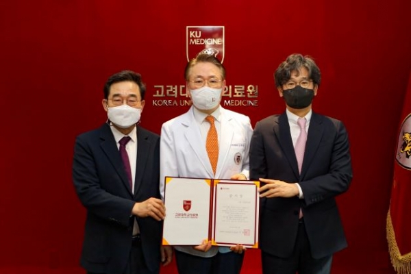 (왼쪽부터) 송치욱 대표원장, 김영훈 의무부총장, 김윤배 원장