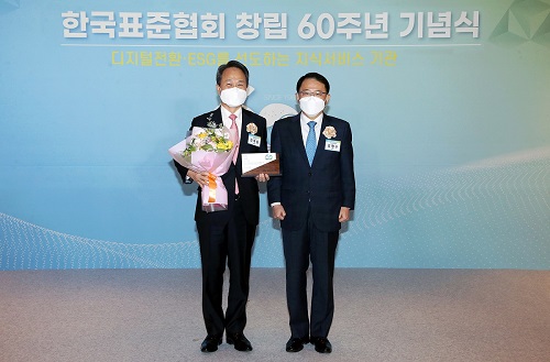 11일 서울 중구 롯데호텔에서 열린 한국표준협회 창립 60주년 기념식에서 진옥동 신한은행 은행장(왼쪽)이 한국표준협회 강명수 회장과 기념촬영 하고 있다