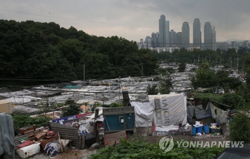 재개발이 제자리걸음 중인 구룡마을.