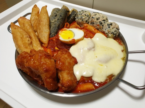 직접 집에서 엽떡을 만들고 플레이팅까지 완성해 근사한 한끼가 탄생했다.[사진=안솔지 기자]