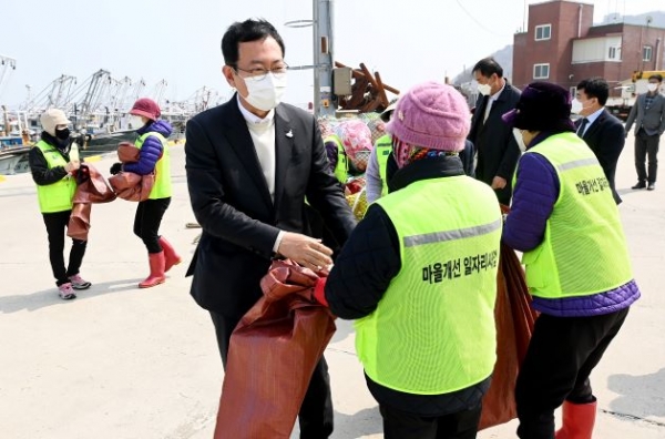 박남춘 인천광역시장이 24일 옹진군 대청도를 방문해 주민들을 격려하고 있다.