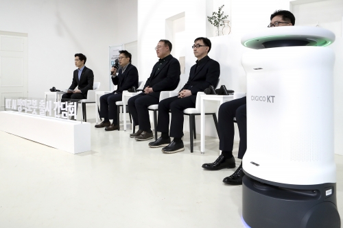 왼쪽 두번째부터 이상호 KT AI 로봇사업단장, 인정수 KT AI 로봇사업담당, 박상목 KT AI 로봇플랫폼담당, 우성식 KT AI 로봇사업추진팀 부장