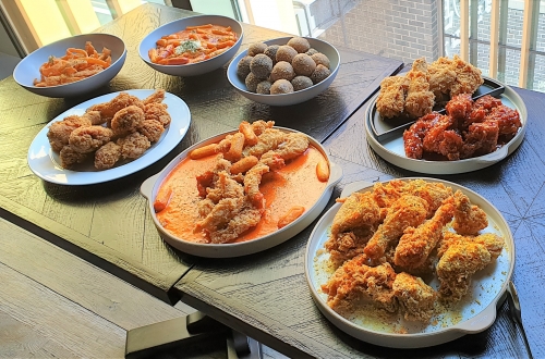 제너시스BBQ가 지난 1일 서울 종로구 'BBQ빌지워터점'에서 신메뉴 시식회를 진행했다. 아래줄 왼쪽부터 황금올리브 콤보, 로제 치킨, 크런치 버터치킨. [사진=안솔지 기자]