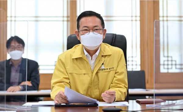 박남춘 인천광역시장이 7일 시청 접견실에서 비대면 영상회의로 열린 '4월 실·국장회의'에서 실·국장들과 주요 시정현안을 논의하고 있다.