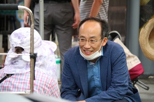 현풍5일장에서 주민들과 인사하고 있는 추경호 후보자 [사진=추경호 국회의원 블로그]
