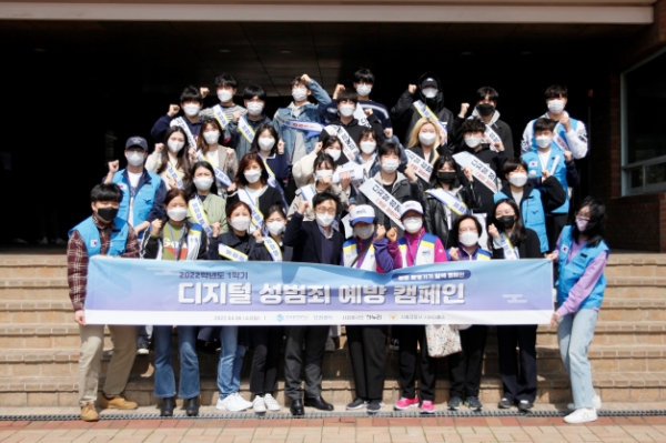 탐색 도우미 및 자원봉사자들이 교내 공중화장실 불법촬영기기 탐색을 진행했다.(사진제공 = 한국공학대학교)