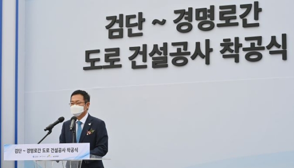 박남춘 인천광역시장이 14일 서구 원당동에서 열린 '검단~경명로간 도로 건설공사 착공식'에서 축사를 하고 있다.