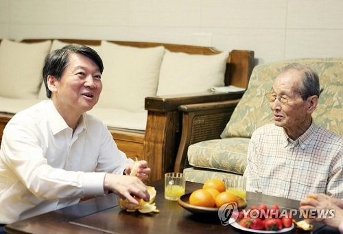 안철수 인수위원장(왼쪽)과 안영모 씨