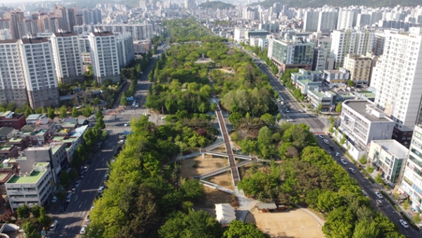 2020년 설치한 중앙공원 4-5지구 연결 보행육교(사진제공=인천시)