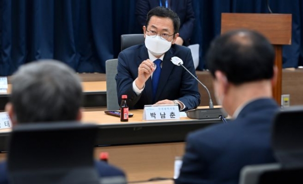 박남춘 인천광역시장이 19일 시청 공감회의실에서 인천지역 보훈단체장들과 간담회를 하고 있다.