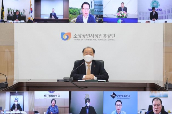 지난 4월 27일 소진공 조봉환 이사장이 디지털 특성화 대학으로 선정된 대학 10곳과 비대면으로 업무협약을 체결했다. 왼쪽 상단 첫번째부터 건양사이버대학교(이원묵 총장), 계명대학교(김범준 산학부총장), 계원예술대학교(권창현 총장), 대구한의대학교(변창훈 총장), 목포대학교(정석원 산학연구처장), 외쪽 하단 첫번째부터 배재대학교(김선재 총장), 부산경상대학교(최미현 총장), 전주기전대학(조덕현 부총장), 청운대학교(강개석 책임교수), 경희대학교(최희섭 부총장)