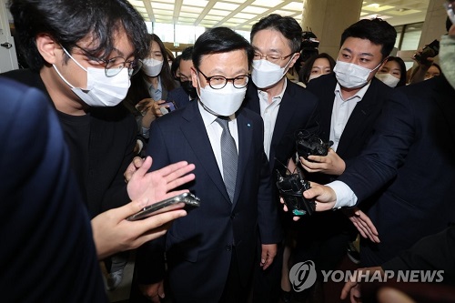횡령 사건 관련 질문을 받고 있는 이원덕 우리은행장