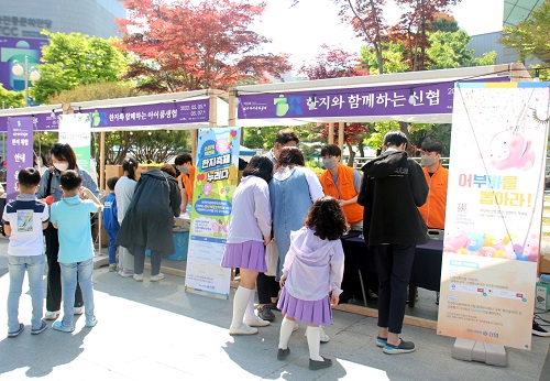신협 임직원들이 축제 현장에서 부스를 운영하고 있는 모습. [사진=신협 제공]
