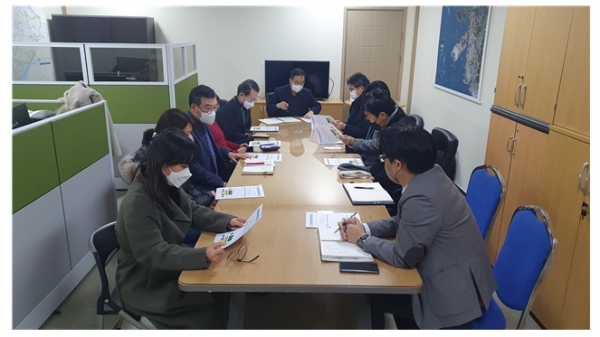 (가운데) 총괄건축가 외 공공건축가. 2022년 1월13일 공공건축가간담회 모습.(사진제공=인천시)