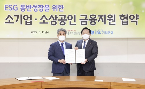 서울 여의도 중소기업중앙회에서 열린 'ESG 동반성장을 위한 소기업‧소상공인 금융지원 업무협약식'에서 윤종원 IBK기업은행장(왼쪽)과 김기문 중소기업중앙회 회장(오른쪽)이 협약식을 마치고 기념 촬영을 하고 있다. [사진=IBK기업은행 제공]