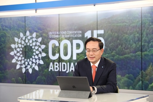 손태승 우리금융 회장이 지난 10일 코트디부아르 아비장에서 열린 유엔사막화협약(UNCCD) 당사국총회(COP15)의 'Business for Land' 출범에 비대면 참여하고 있다. [사진=우리금융 제공]