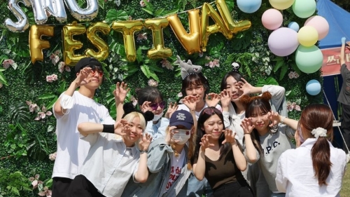 지난 10일 서울 관악구 서울대학교에서 열린 SNU 페스티벌에서 학생들이 '노마스크'로 야외축제를 즐기고 있다. 사진=연합뉴스