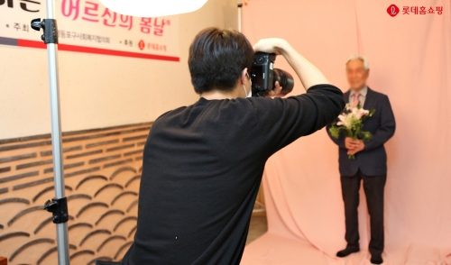 롯데홈쇼핑은 12일 가정의 달을 맞아 영등포지역 독거 어르신을 초청해 장수사진 무려 촬영 행사를 진행했다. 사진=롯데홈쇼핑