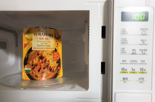 티아시아 커리는 전자레인지에 1분만 데워 간편하게 즐길 수 있다. [사진=안솔지 기자]