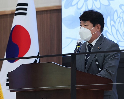 '2022년도 신협운동 선구자 추모식'에서 김윤식 회장이 추모식사를 하고 있다. [사진=신협 제공]