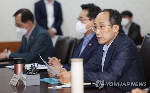 추경호 경제부총리 겸 기획재정부 장관이 15일 서울 종로구 정부서울청사에서 개최된 경제관계장관 간담회에서 이야기하고 있다.