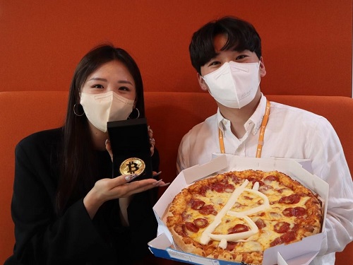 빗썸 직원들이 '2022 빗썸 피자데이'를 기념하고 있는 모습 [사진=빗썸 제공]