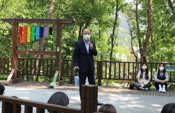 소상공인시장진흥공단 조봉환 이사장이 23일 강원도 춘천에 위치한 국립춘천숲체원을 찾아 민원응대 등 스트레스 고위험군 직원 대상 산림치유 프로그램에 함께 했다.