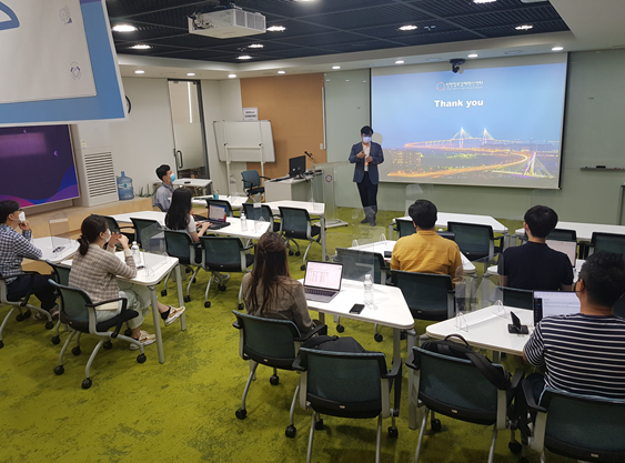 인천시는 '2021년 청년 창업챌린지 지원사업' 참여 청년들에게 교육을 실시했다.