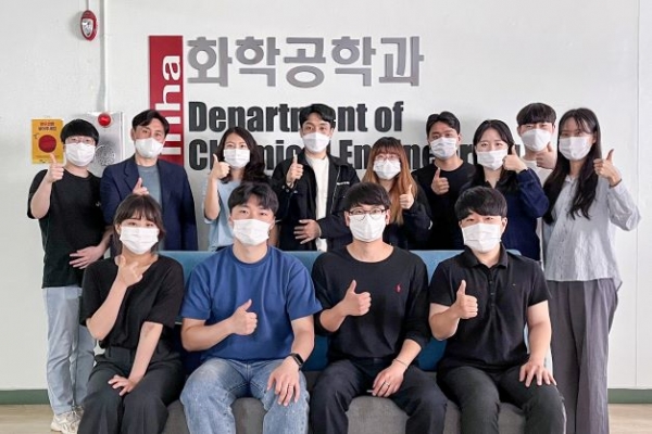 인하대 화학·화학공학 융합학과 백성현 교수가 이끄는 에너지환경기술연구실 연구팀이 기념촬영을 하고 있다.