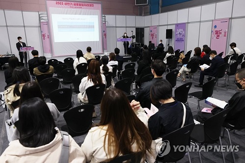 구직자들이 해외취업 진출전략 설명회에서 설명을 듣고 있다.