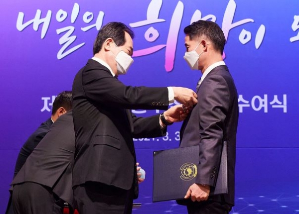 정세균 국무총리로부터 국민 포장을 수여 받고 있는 김태영 박사(한국보건정보정책연구원 부원장)