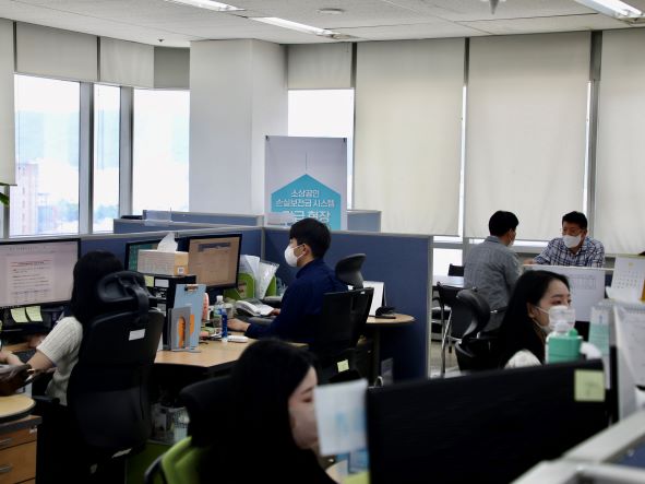 지난 주말(28~29일), 소진공 직원들이 신속한 손실보전금 지급 준비를 위해 휴일 비상근무를 하고 있다.