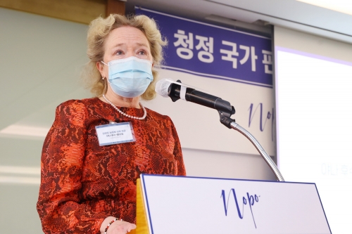 핀란드산 친환경 닭고기 'NOPO' 국내 론칭 기자 간담회에서 환영사를 하고 있는 야나 후수-칼리오 핀란드 농림부 사무 차관.
