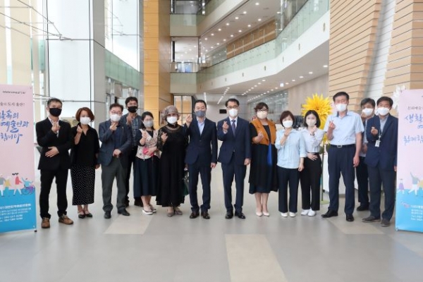 생활문화예술품 전시에 참여한 작가들이 기념촬영을 하고 있다.(사진제공=한국석유공사)