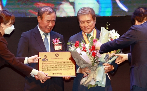 '2022 고대법대인의 밤'에서 '자랑스러운 고대법대인상'을 수상한 소진세 교촌에프앤비 회장(오른쪽).