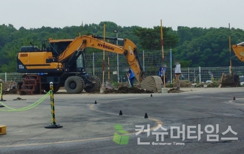 중장비 운전학원에서 발생하는 비산 먼지와 소음으로 인근 주민들이 고통을 호소하고 있다. ⓒ임새벽 기자 2022.06.17
