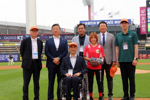 지난 18일 수원KT위즈파크에서 진행된 '제13회 선동열배 OK 전국농아인야구대회'에서 (뒷줄 맨 왼쪽부터) 조일연 한국농아인농아인야구소프트볼연맹 회장, 최윤 OK금융그룹 회장, 정길호 OK저축은행 대표, 선동열 전 국가대표 감독, 석진욱 OK금융그룹 읏맨 프로배구단 감독, (앞줄 왼쪽부터)정진완 대한장애인체육회 회장, 방송인 사오리가 기념촬영을 하고 있다.