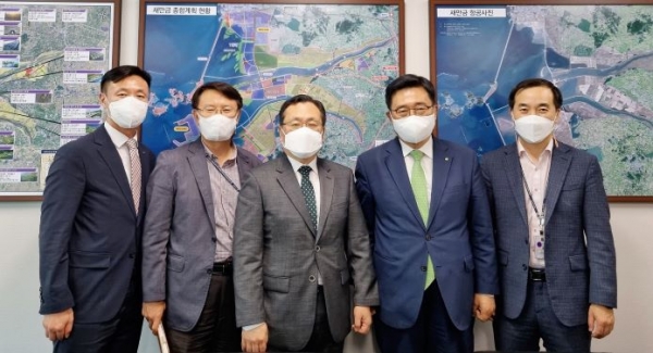 한국농수산식품유통공사 김춘진 사장(우측2번째), 김규현 새만금개발청장(좌측3번째)