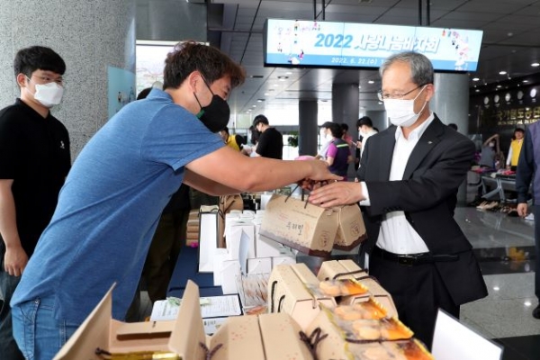 국가철도공단 김한영 이사장이 22일 공단 본사에서 열린 '2022 사랑나눔 바자회'에 참석해 물품을 구매하고 있다.