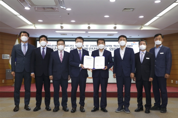 6월 22일 김천시청 대강당에서 한국교통안전공단 권용복 이사장(좌측에서 네 번째)과 김천시 김충섭 시장(좌측에서 다섯 번째)이 자동차서비스복합단지 조성을 위한 업무협약을 체결하고 기념촬영을 하고 있다.